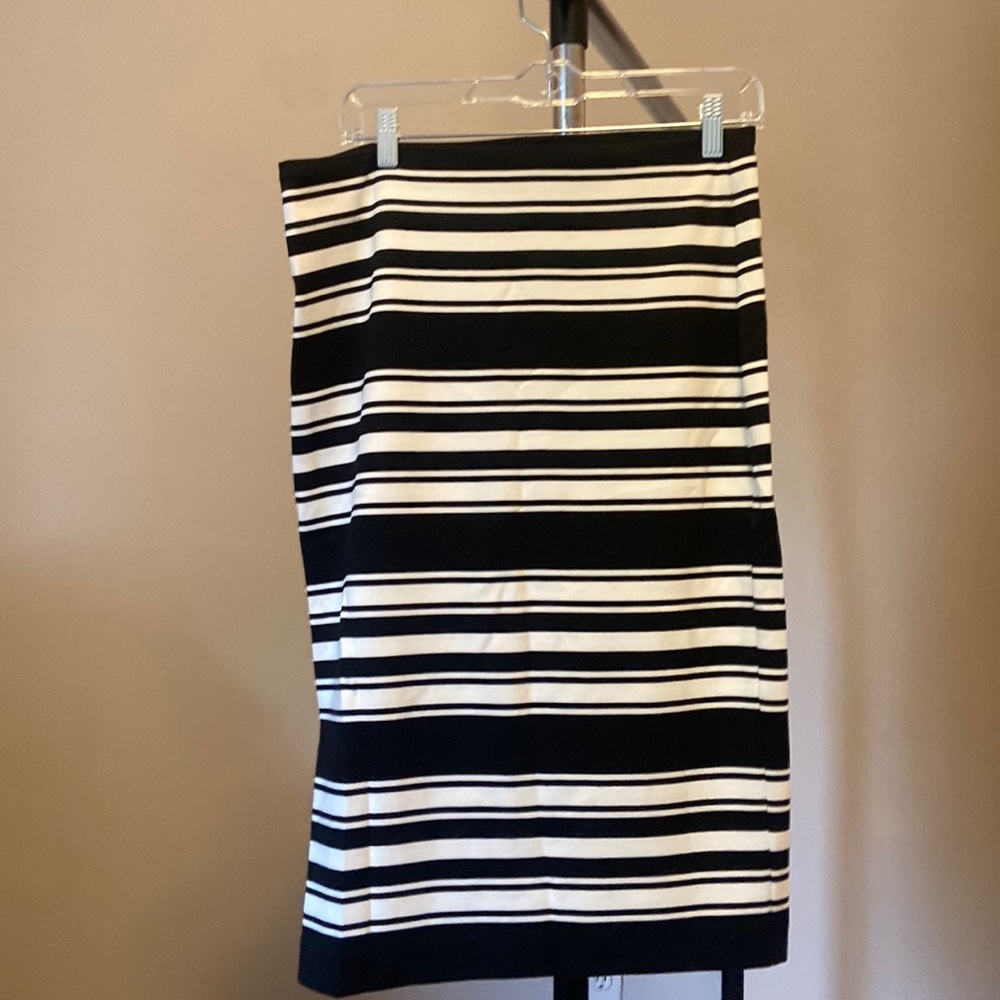 VINCE CAMUTO STRPED SKIRT. SIZE M.